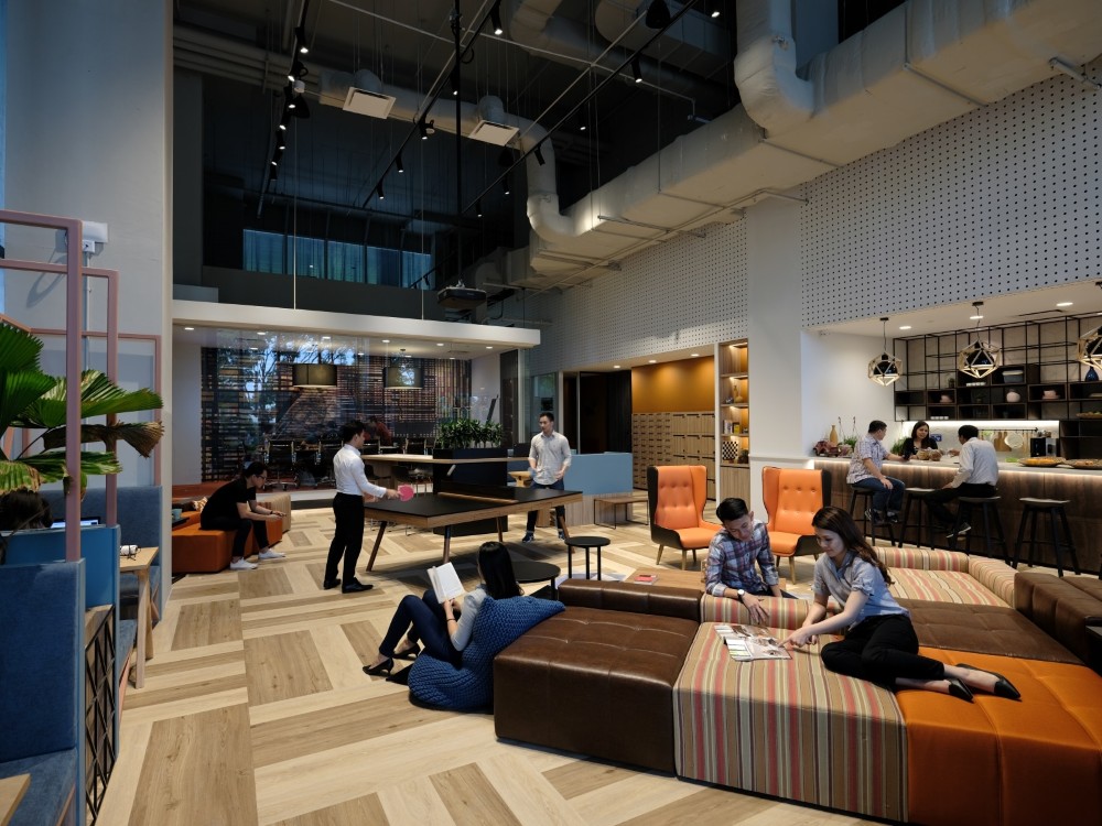 Employees in a startup having individual discussions
