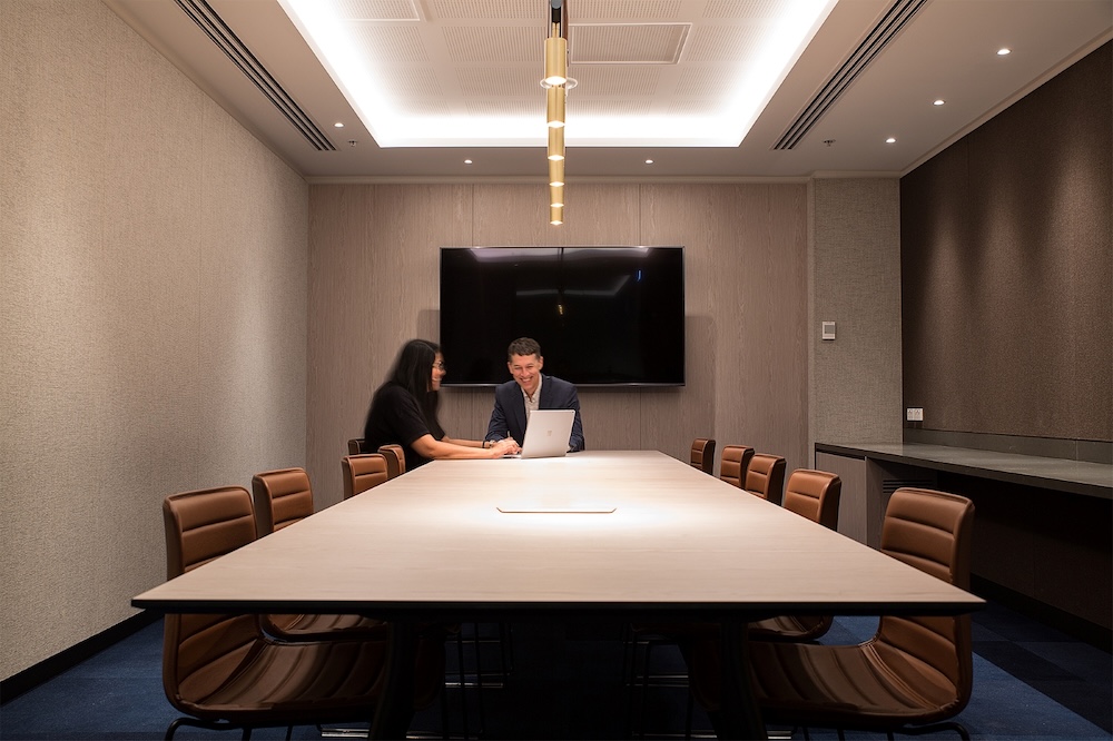 Australian entrepreneur and a client having a discussion in one of TWP’s meeting rooms